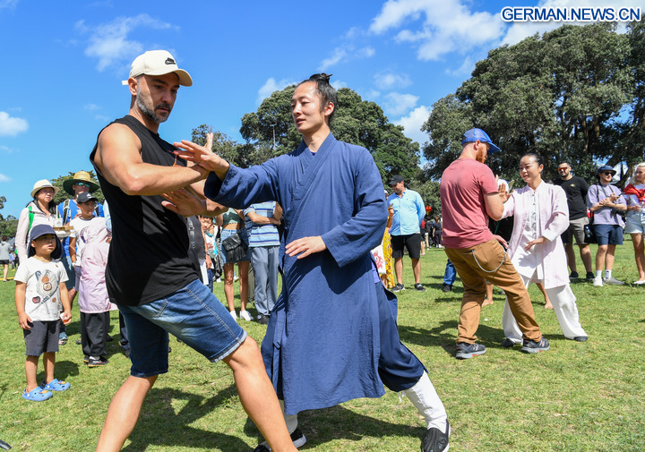 In Bildern: Strandfest zum chinesischen Neujahr in Neuseeland