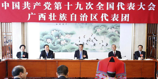 Li Keqiang nimmt an Podiumsdiskussion mit den Delegierten aus Guangxi teil