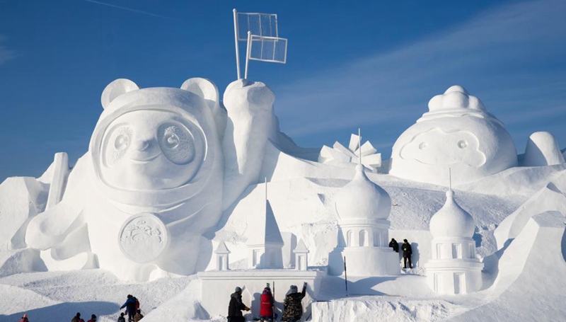 Arbeiter stellen in Harbin Schneeskulptur mit Maskottchen von Beijing 2022 fertig