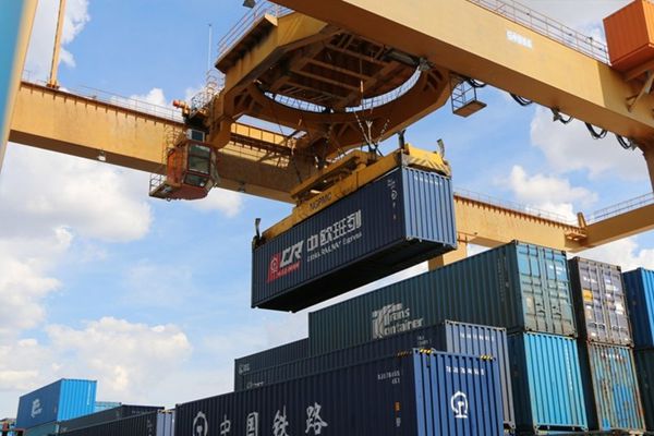 Chinas größter Grenzübergang verzeichnet regen Handel über China-Europa-Güterzüge
