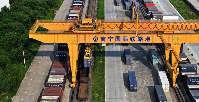 Fotoreportage: Neuer Internationaler Land-See-Handelskorridor fördert Wirtschaft in Guangxi in Südchina