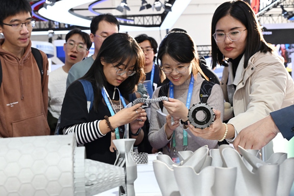 Fotoreportage: 2. Chinesische Internationale Lieferkettenmesse präsentiert moderne Fertigung