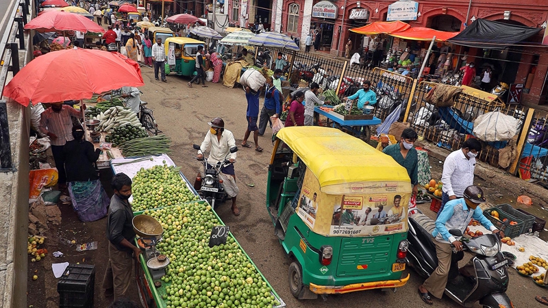 Händler im indischen Bangalore nehmen Geschäft wieder auf