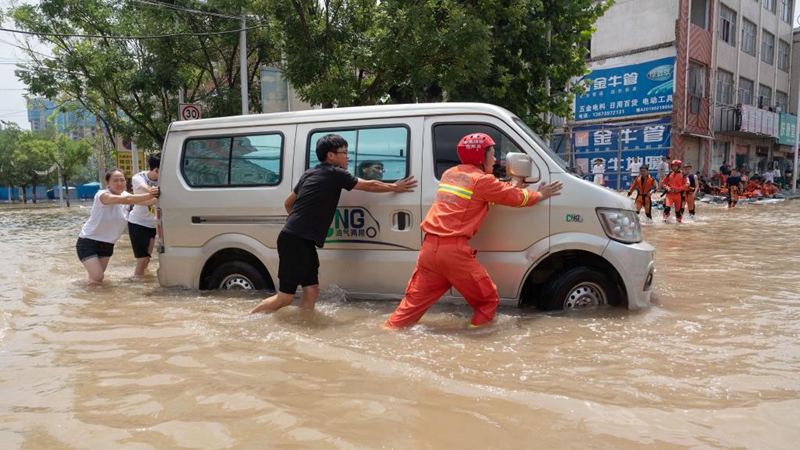 Retter helfen bei Evakuierung der gestrandeten Bewohner in Zhongmu der Provinz Henan