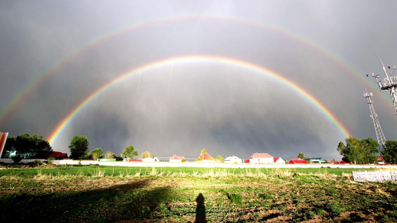 Regenbogen wölbt sich über Kreis Zhaosu in Xinjiang