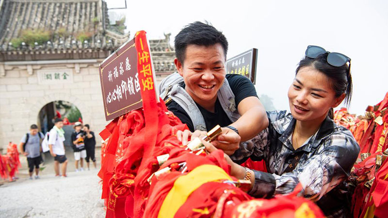 Menschen feiern Valentinstag Qixi in ganz China
