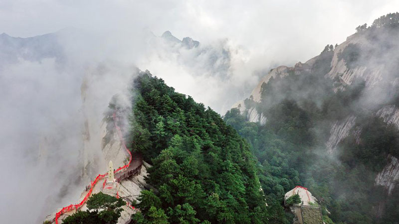 Landschaft des nebelverhangenen Bergs Huashan in Chinas Shaanxi