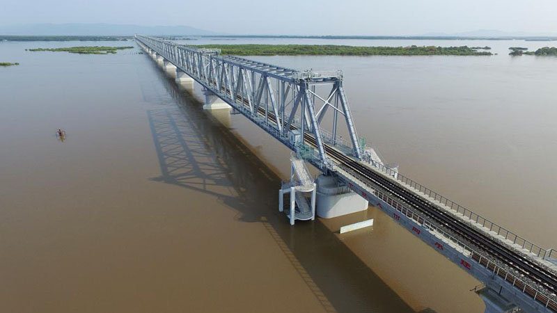 Bau der Gleisbauarbeiten der Eisenbahnbrücke Tongjiang-Nizhneleninskoye zwischen China und Russland abgeschlossen