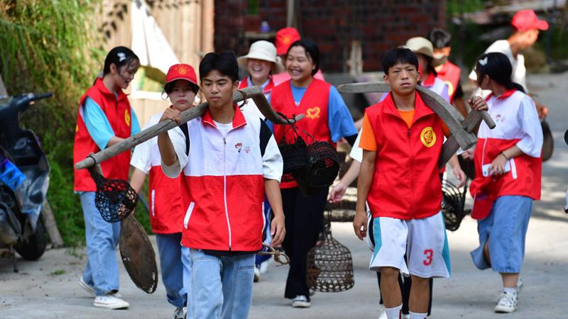 Erlernen des immateriellen Kulturerbes: Sommerferien lokaler Schüler in Guangxi