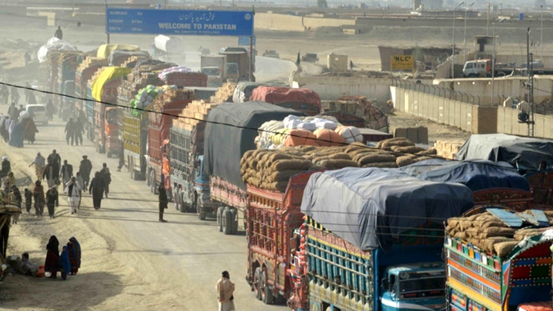 Afghanen reisen über Grenzübergänge nach Pakistan ein