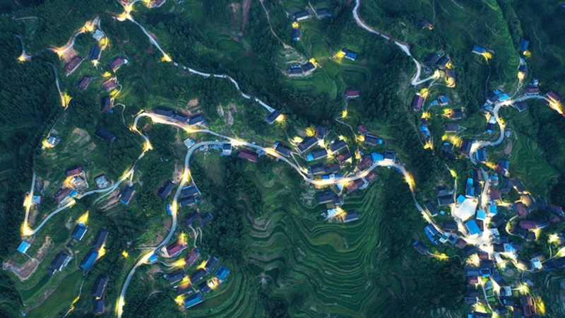 Solarbetriebene Straßenlampen erhellen die Nacht in Guangxi