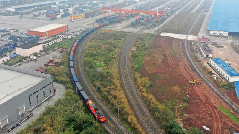 China-Europa-Güterzüge über Chongqing markieren massiven Fahrzeughandel