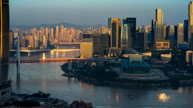 Frühmorgendliche Ansicht der südwestchinesischen Stadt Chongqing