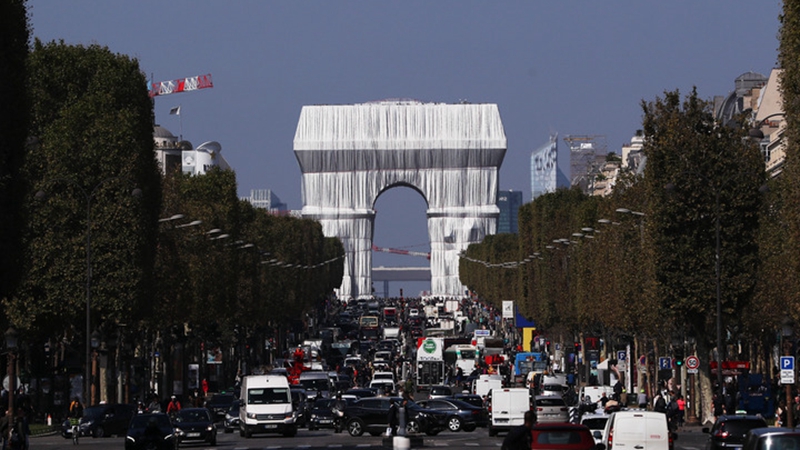 Christos Kunstinstallation verhüllt Arc de Triomphe