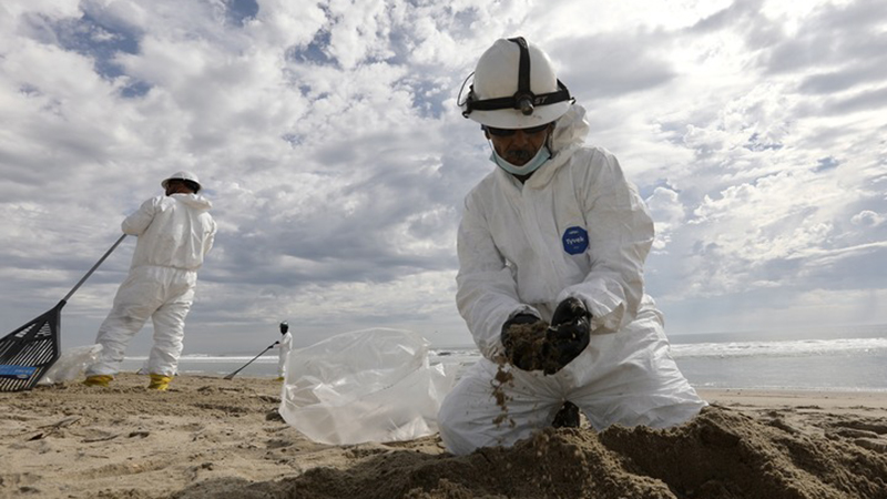 Fotoreportage: Gouverneur von Kalifornien ruft Notstand wegen schwerer Ölpest aus