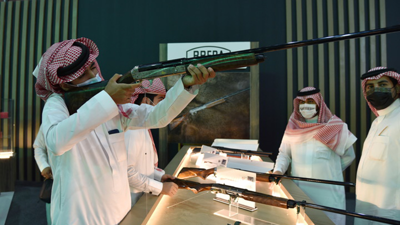 Internationale Falken- und Jagdausstellung in Saudi-Arabien zieht Besucher an