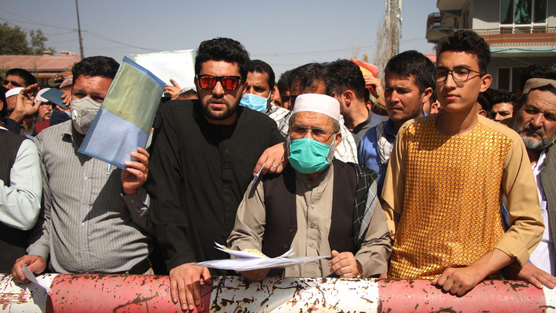Fotoreportage: Afghanistans neue Regierung stellt wieder Pässe und Personalausweise aus