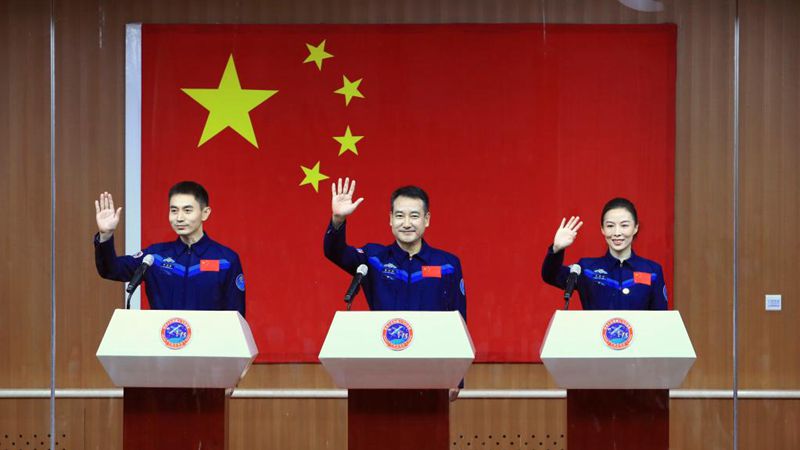 Astronauten der chinesischen Shenzhou-13-Mission treffen Presse