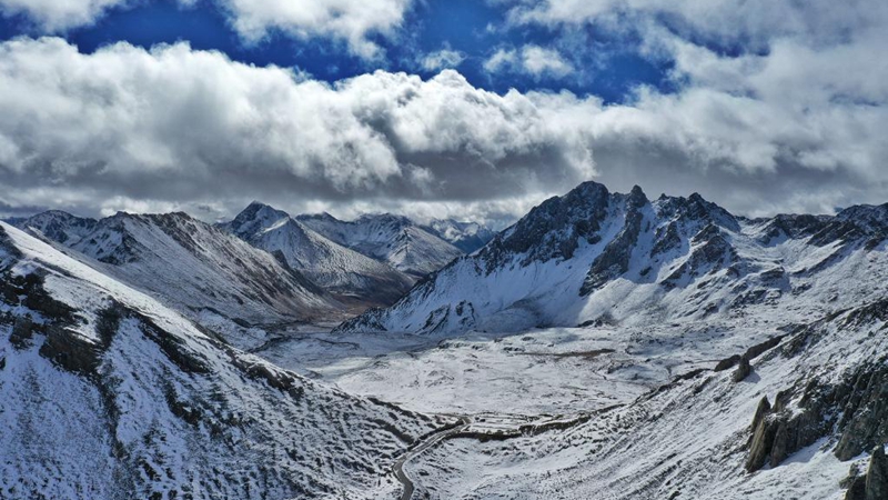 In Bildern: Landschaft eines schneebedeckten Berges in Sichuan