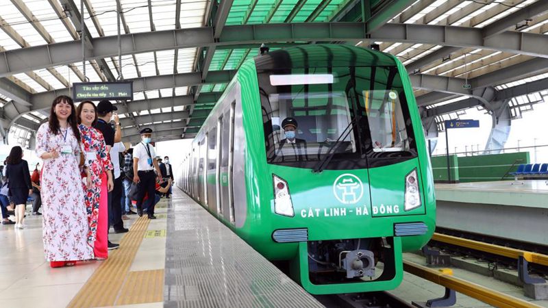 Von China gebaute Stadtbahn in Vietnam nimmt kommerziellen Betrieb auf