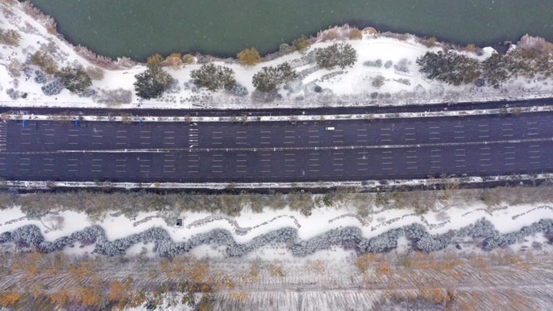 China arbeitet nach starken Schneefällen an Freihaltung von Verkehrswegen