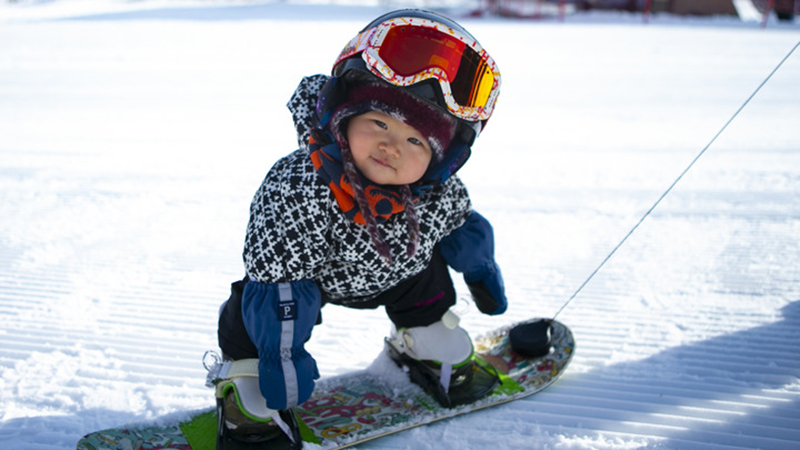 Fotoreportage: Elf Monate alte Baby-Snowboarderin erobert das Internet in China