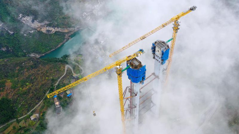 Hauptturm der großen Brücke über den Tongzi-Fluss in Guizhou wird eingedeckt