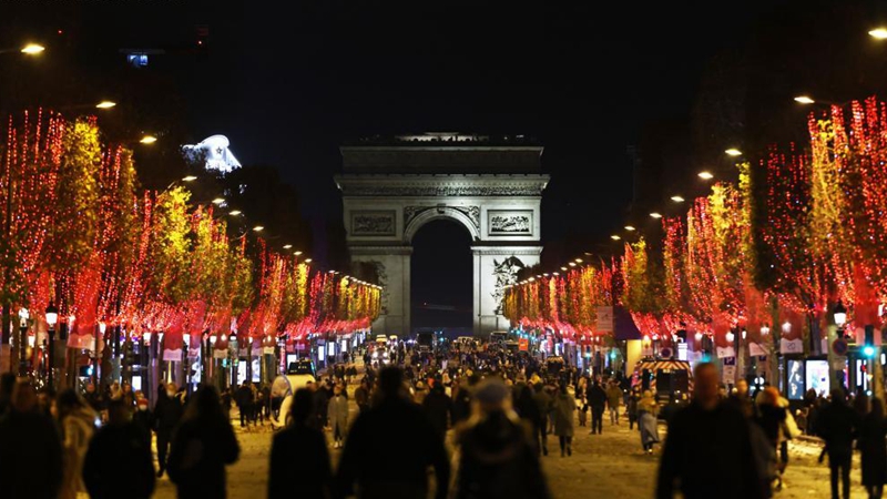 Beleuchtung auf Avenue des Champs Élysées sorgt für Weihnachtsatmosphäre
