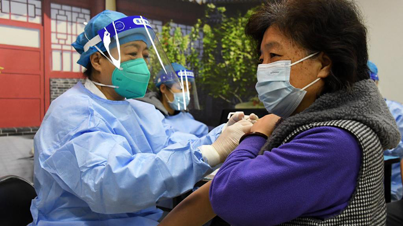 Bewohner in Beijing erhalten COVID-19-Auffrischungsimpfungen