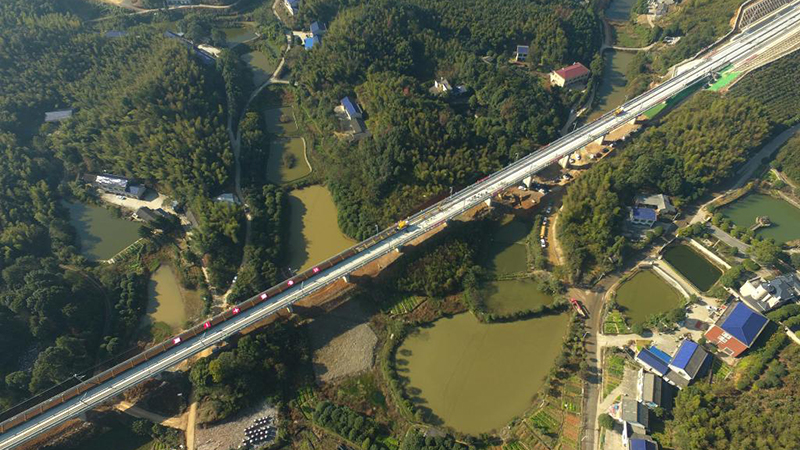 Hochgeschwindigkeitsstrecke Changde-Yiyang-Changsha befindet sich in Chinas Hunan im Bau