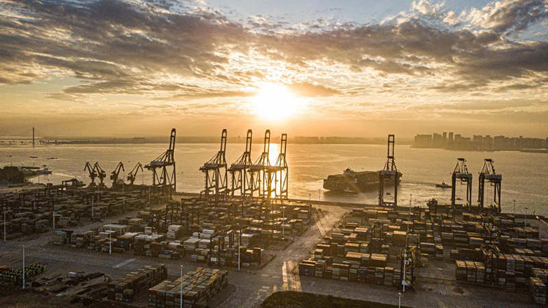 Sonnenaufgangslandschaft des internationalen Containerhafens Yangpu in Chinas Hainan