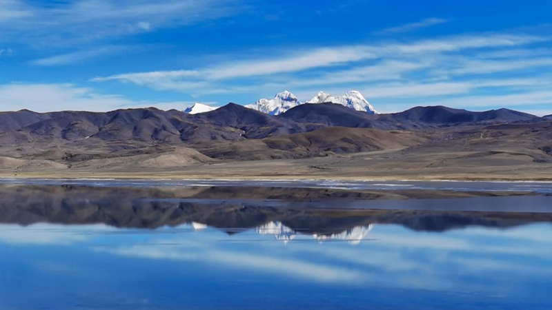 Winterlandschaft des Zhegu-Sees in Tibet