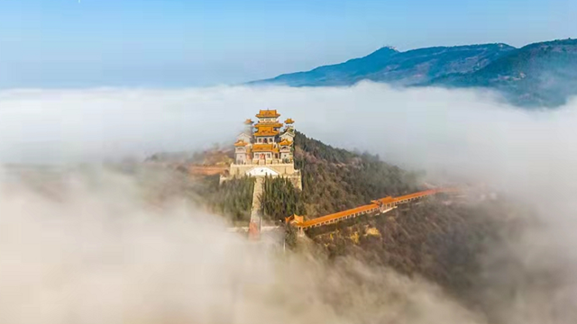 Von Nebel und Wolken umgebener Daliang-Berg in Chinas Shanxi