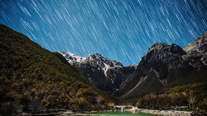 In Bildern: Sternschnuppen der Geminiden über chinesischem Bergmassiv
