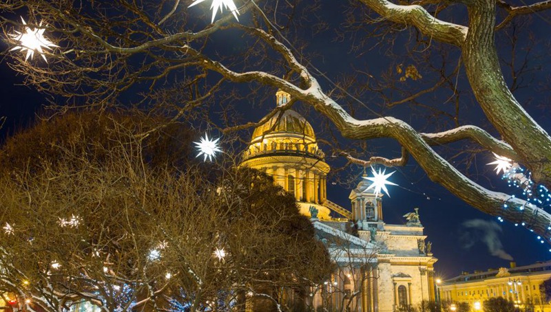 Leuchtende Dekorationen zu Weihnachten in St. Petersburg