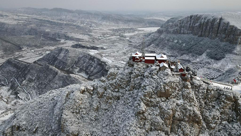 Wintersaison 2021/22 in China: Schneelandschaft des Gebirges Taihang in Chinas Hebei