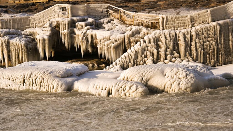 Spektakuläre Winterlandschaft des Hukou-Wasserfalls