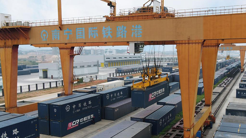 Portalkran lädt Container auf Güterzug am internationalen Eisenbahnhafen Nanning