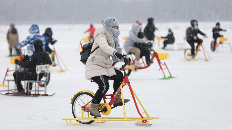 Menschen genießen Freizeit im Wintererholungspark in Harbin
