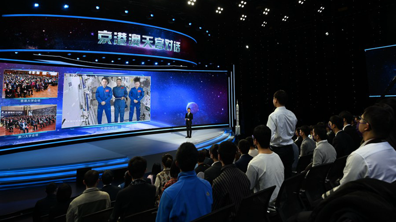 Chinas Astronauten im All sprechen am Neujahrstag mit Studenten