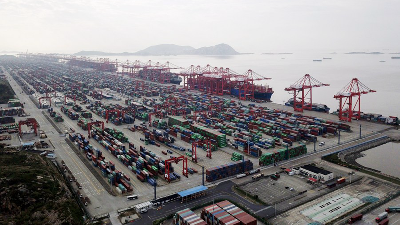 Hafen von Shanghai erreicht wieder höchsten Containerumschlag der Welt