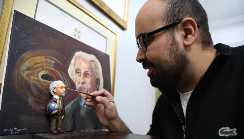 Ägyptischer Künstler schnitzt Miniaturskulpturen von 100 einflussreichen Persönlichkeiten der Welt