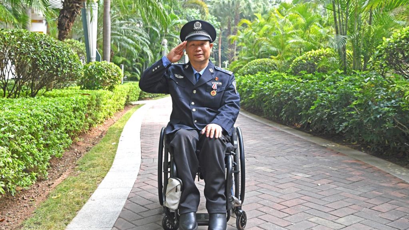 Polizist mit Behinderung führt neues Leben auf seinem Posten