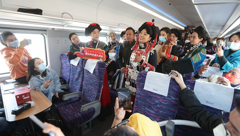 Fotoreportage: Erster Hochgeschwindigkeitszug fährt im chinesischen Daliang-Gebirge ab