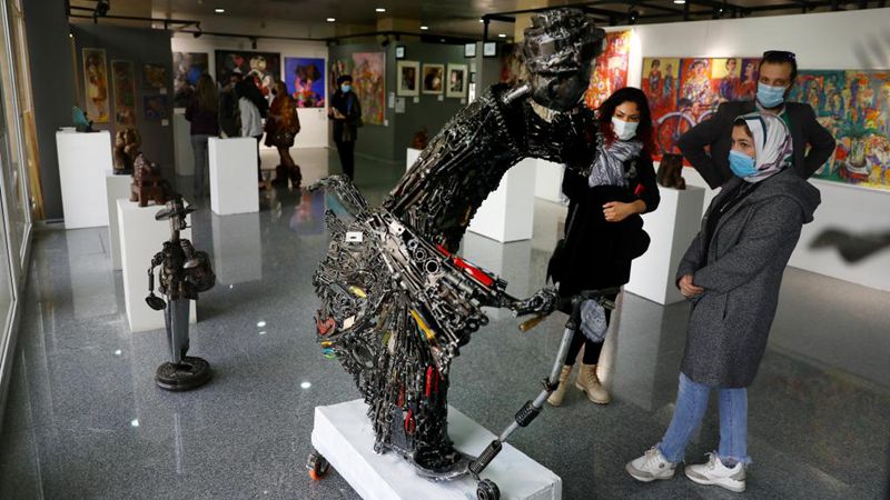 Menschen besuchen erstes Weltkunstforum von Ägypten in Kairo