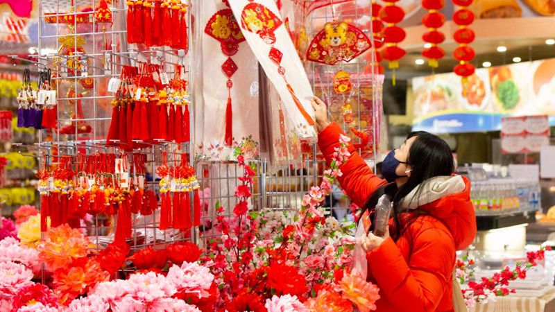 Menschen in Toronto kaufen für chinesisches Mondneujahr ein