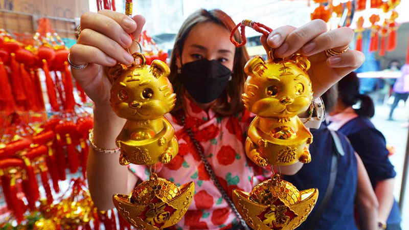 Kunden wählen Frühlingsfest-Dekorationen in China Town in Bangkok aus