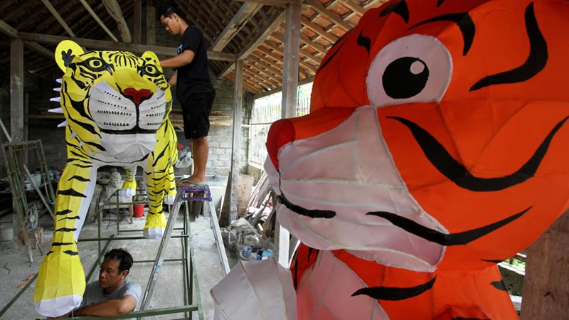 Tigerlaternen für chinesisches Neujahr in Surakarta von Indonesien angefertigt