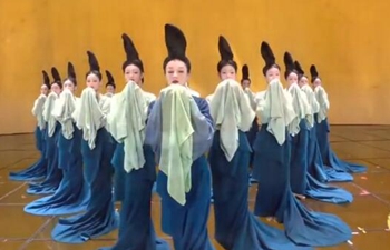 Tanz auf dem Frühlingsfest-Gala-Show zu Ehren der traditionellen Kultur