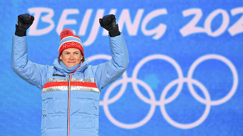 Johannes Hoesflot Klaebo aus Norwegen gewinnt Goldmedaille im Skilanglauf der Männer